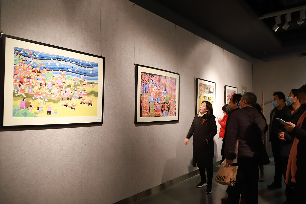 写三个关于支不支持政府发展艺术的论点要有三个支持和三个不支持