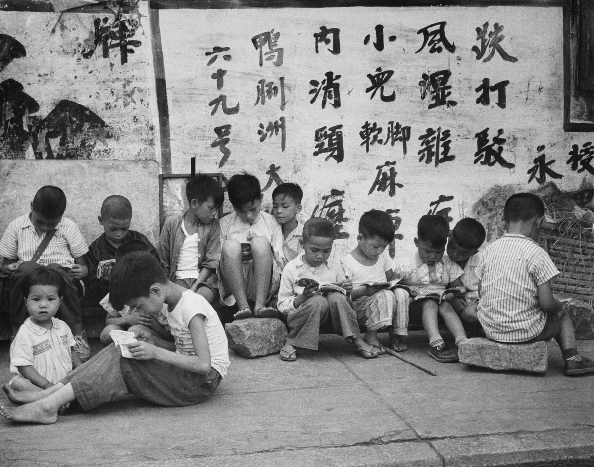 请用极度夸张手法描述一下没钱的日子不少于800字