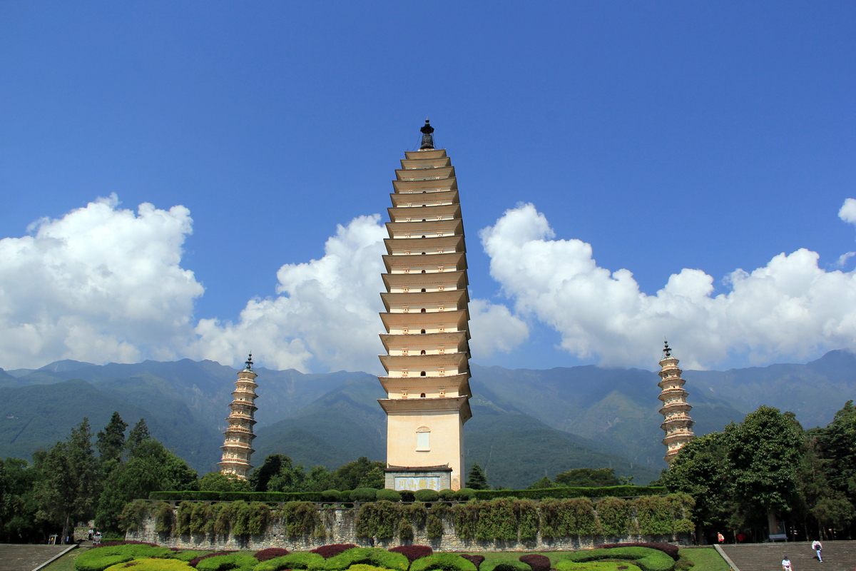 用表格形式安排一次云南大理的6日游行程，表格内容包含日期，景点，交通方式，餐食，费用，天气预报