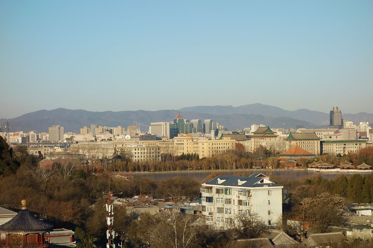 2020年12月16日,北京,阳光明媚,登高欣赏古都壮美.