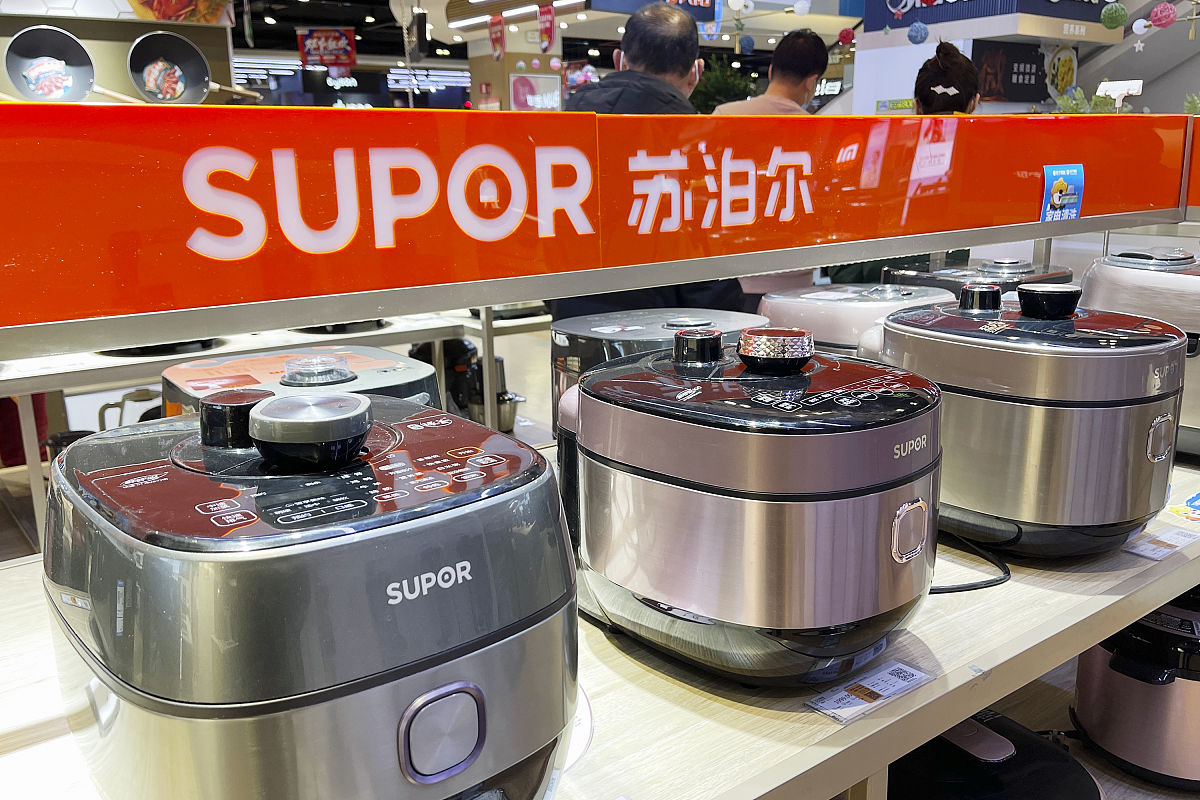 浙江苏泊尔股份有限公司以下简称苏泊尔公司创立于1994年于2004年上市总部设在中国杭州在杭州、玉环、绍兴、武汉和越南胡志明市建立了5大研发制造基地拥有10000多名员工是中国最大、全球第二的炊具研发制造商中国厨房小家电领先品牌是中国炊具行业首家上市公司股票代码002032。苏泊尔是中国炊具行业首家上市公司。苏泊尔拥有明火炊具、厨房小家电、厨卫电器三大事业领域丰富的产品线全面满足厨房生活需求。旗下