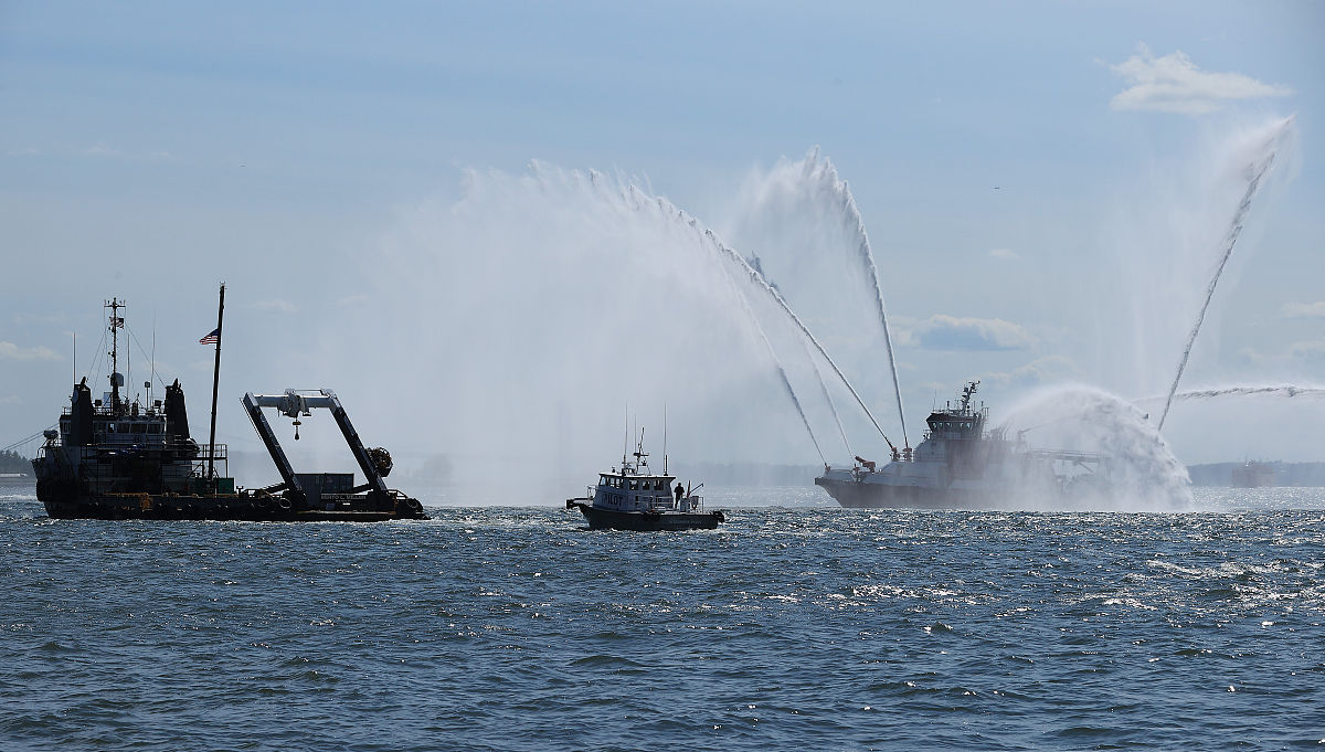 一起来关注一下今天的三大消息在中日关系因为福岛核电站持续排放核污染水出现严重恶化之际日本竟然联合美国在朝向台湾方向举行大规模军演针对性非常明显。美国方面表示如果中国放弃发展武器放弃发展芯片等高科技将取消对华制裁。这种说法简直是痴人说梦美国方面对俄罗斯的间谍活动达到了空前的规模这么做的最终目的呢就是推翻普京政权在俄罗斯土地上建立亲美政权。本期节目我们就来重点关注这些内容。首先来关注一下日本正在进一步