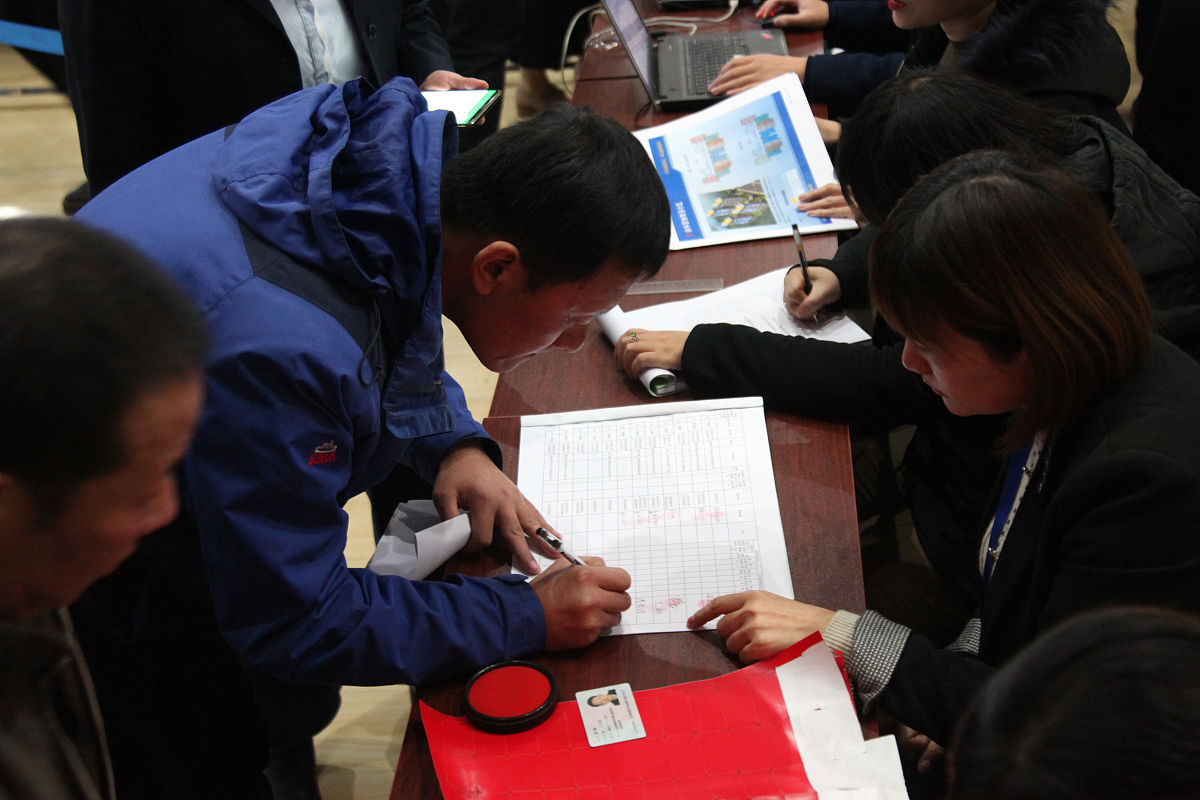 大家每人想两个创新点 主要围绕：1研究双减政策我们从家长、学生、教师三个方面做了三份问卷而别人的研究只有一份或两份2研究双减政策的很多但很少有人研究校外机构转型把上面两个问题写成一份报告