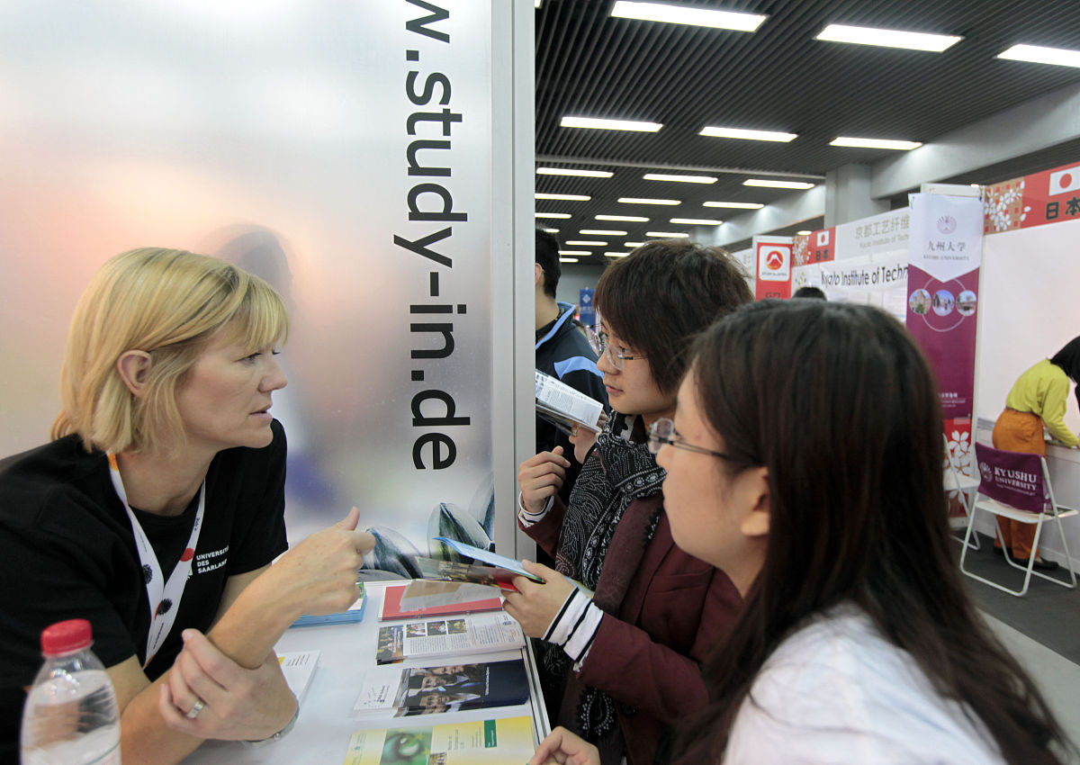 商业广场工程部门宣传标语：打造梦想空间，构建美好未来