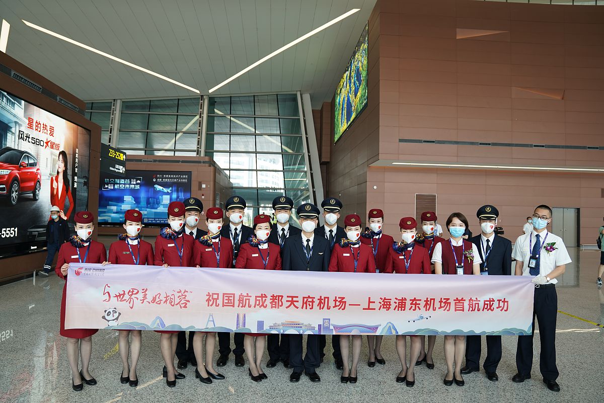 成都机电工程学校与东方航空公司合作推出人才定制班，培养未来航空人才