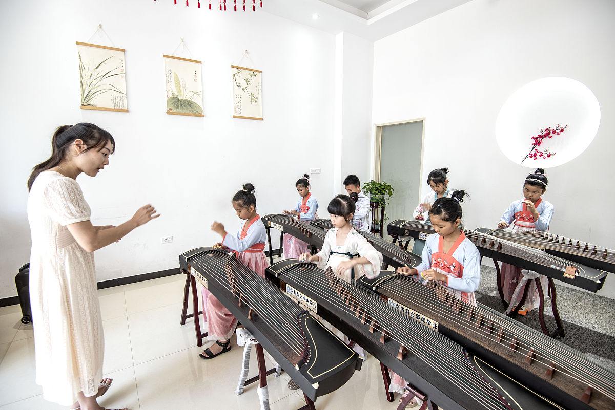 帮我写一个包含古筝、声乐、口才、绘画、书法的活动每个部分包含三个小活动