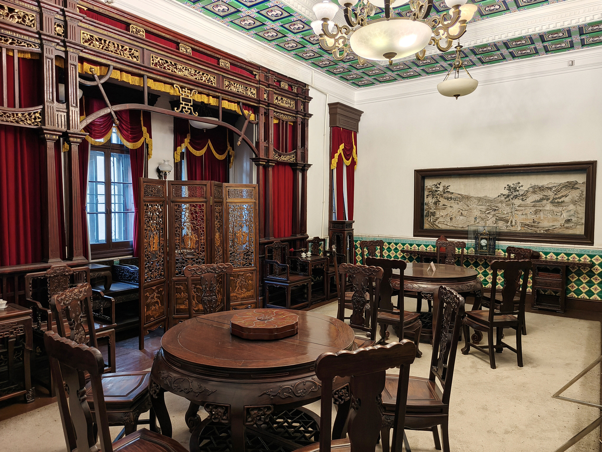 用古典的意境形容关东影视城里古代房间用具与房外装饰的摄影图片