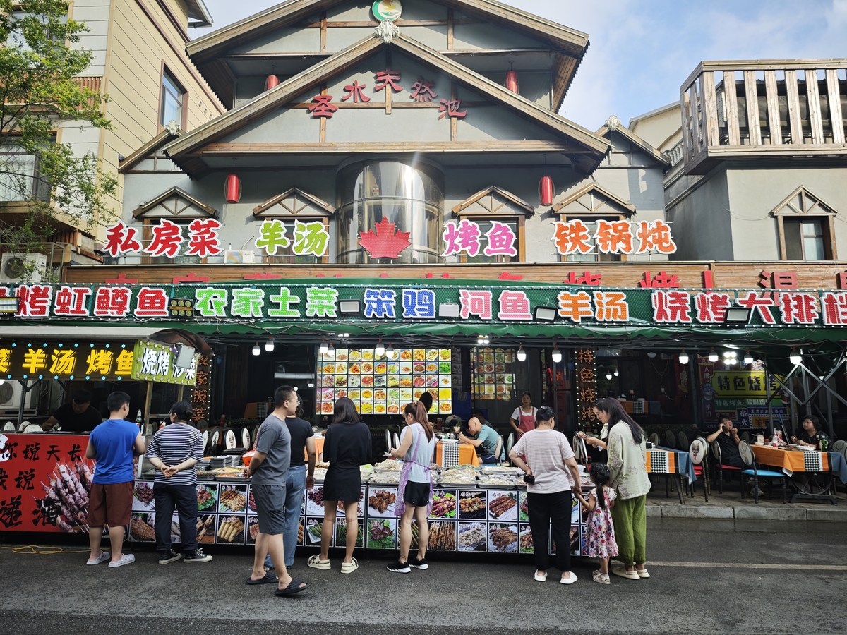 北京蟹岛夜市位于朝阳区蟹岛度假村内装修风格统一设施齐全商品种类繁多。但是物价略高于商业区市场价请搜索蟹岛夜市的相关资料并指出蟹岛夜市的优劣势。