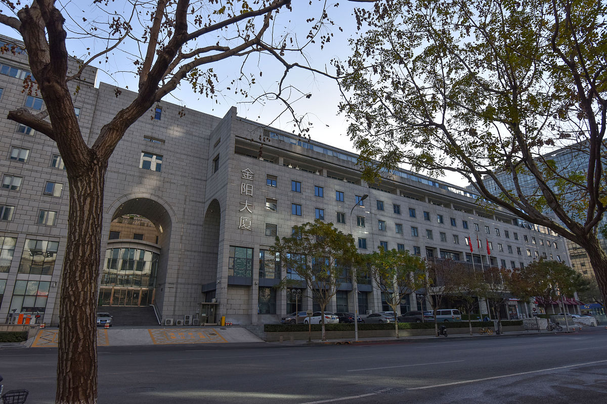 翻译以下段落为法语：鉴于上海外国语大学与法国新索邦大学的友好合作关系我诚挚邀请法国新索邦大学教授Fabrice先生于2023年7月2日至7月10日在上海参加由上海外国语大学组织的面向中国高校及中学法语教师的暑期研修班担任语言教学与习得课程教师。Fabrice Jean-François BARTHÉLÉMY先生的国际旅费和在华期间食宿将由上海外国语大学承担。