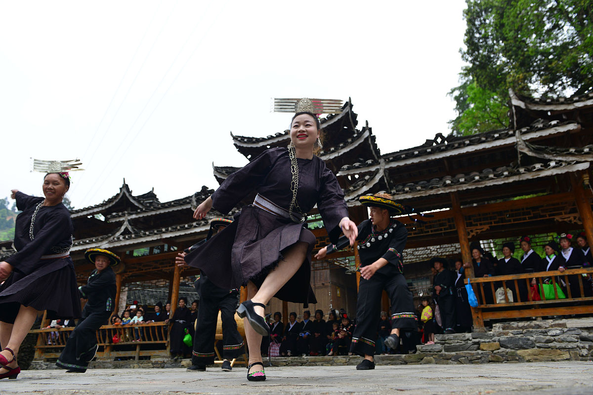 2017年4月20日,在贵州省台江县方召镇反排村,村民们在跳"反排木鼓舞".