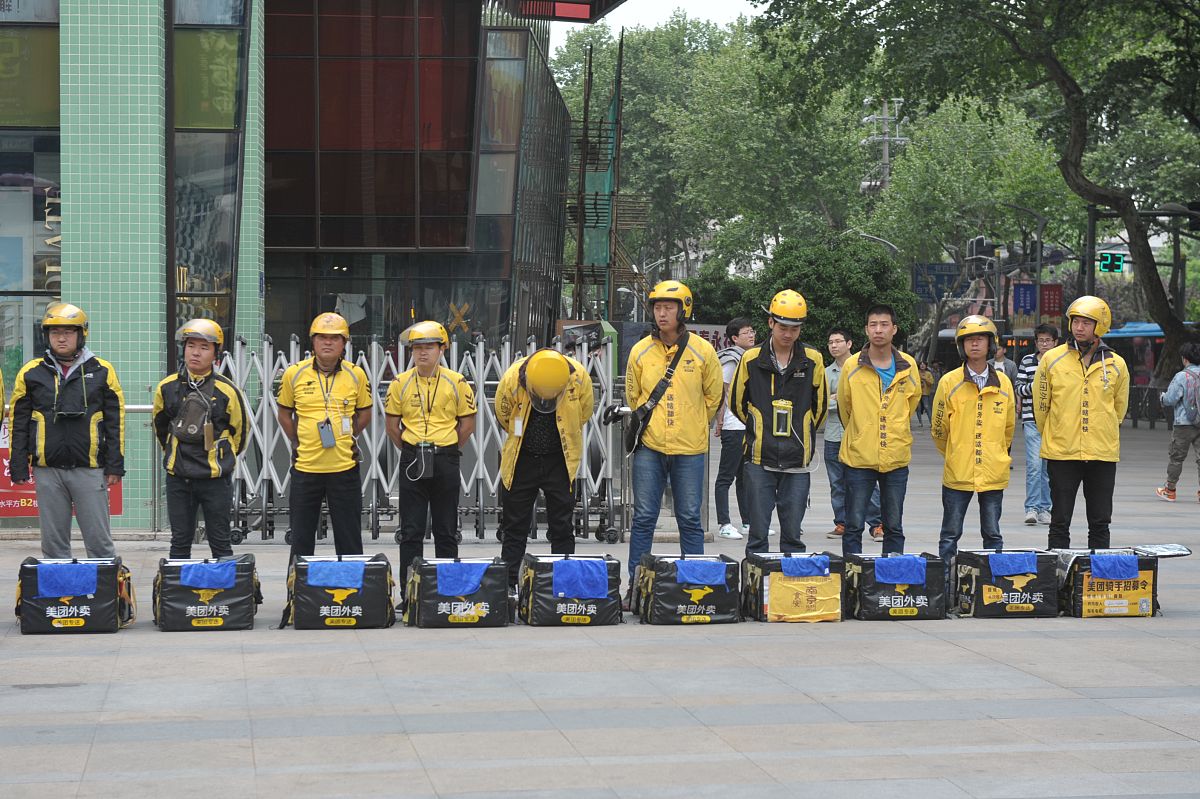为了降低论文查重率详细改写这段文字成为领导者和管理人员的重要工具。它能够有效地解决管理工作实现外卖信息管理的自动化