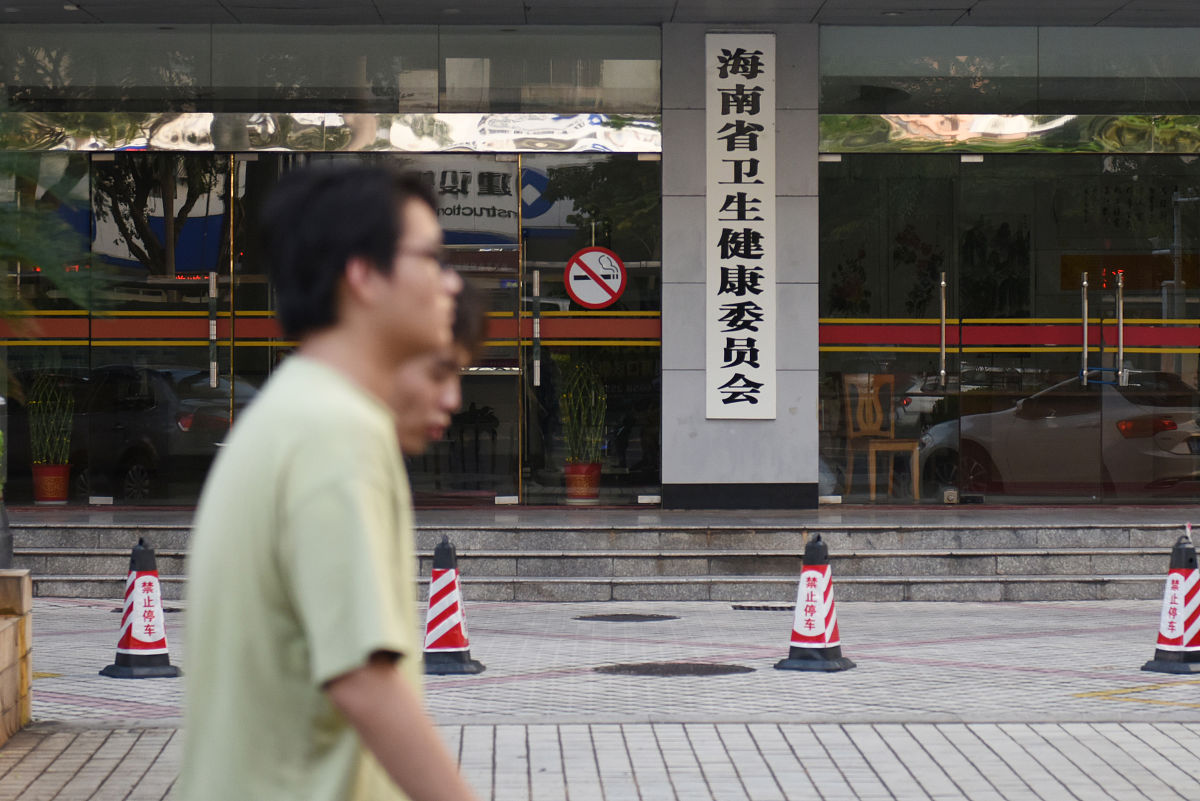 海口法院帮我用230字详细描述