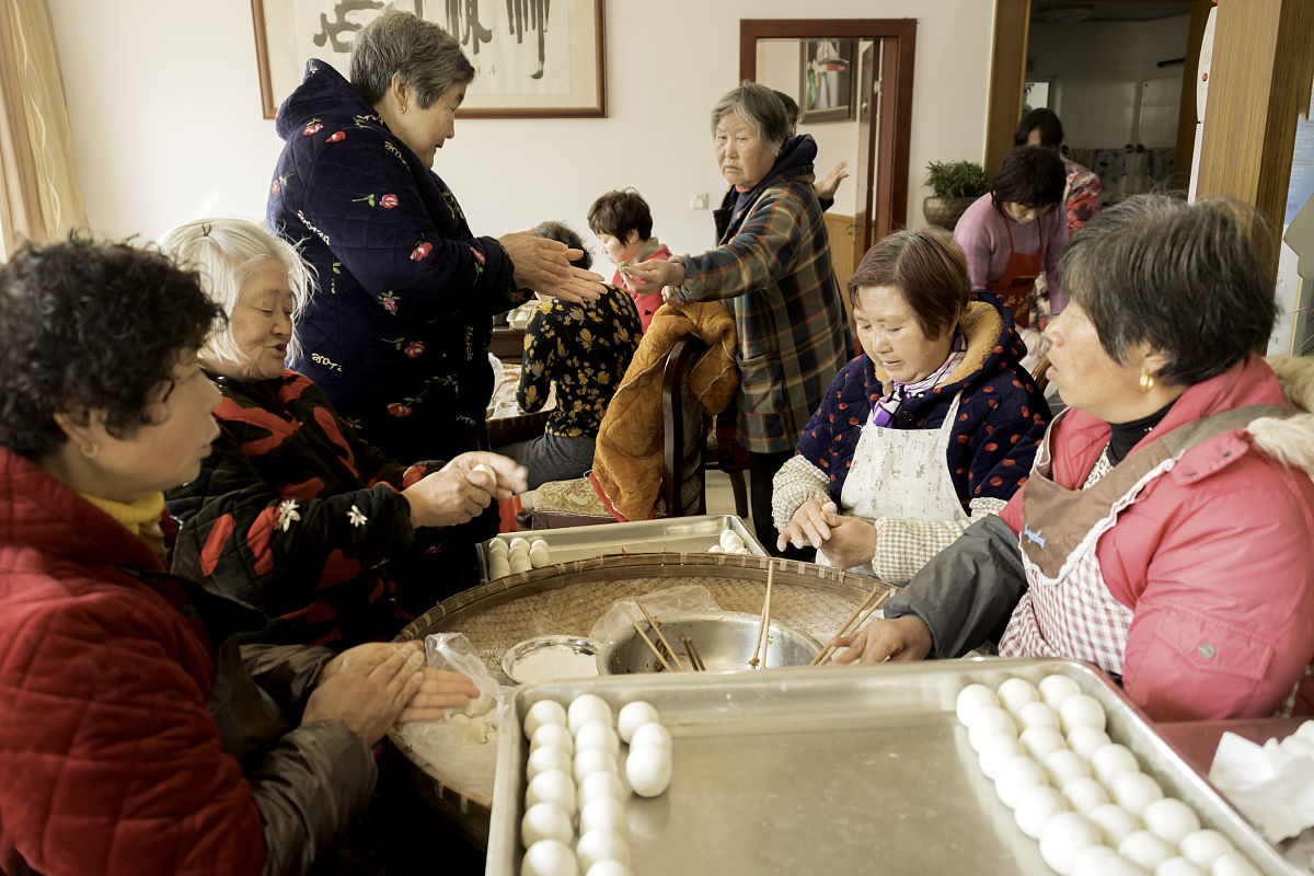 2021年2月3日,江苏无锡,宜兴竹海一人家忙着制作青团,白团,迎接春节的