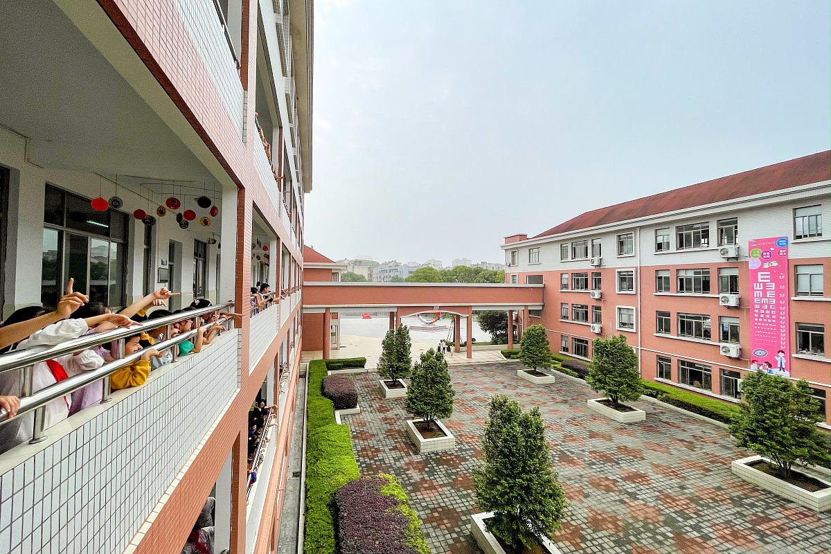 2021年6月3日,浙江省湖州市长兴县实验小学,一个高达9米的巨型视力表