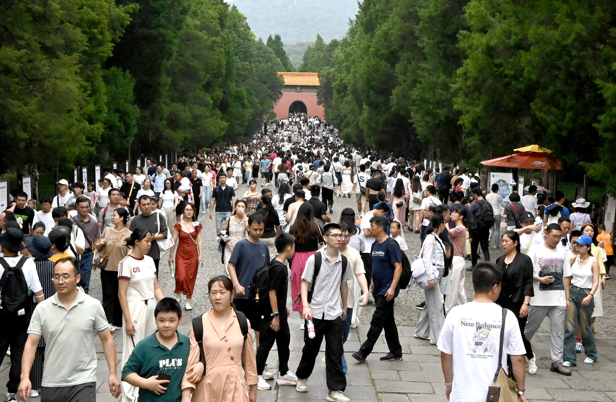 2025年10月4日,江苏南京,游客在世界文化遗产明孝陵