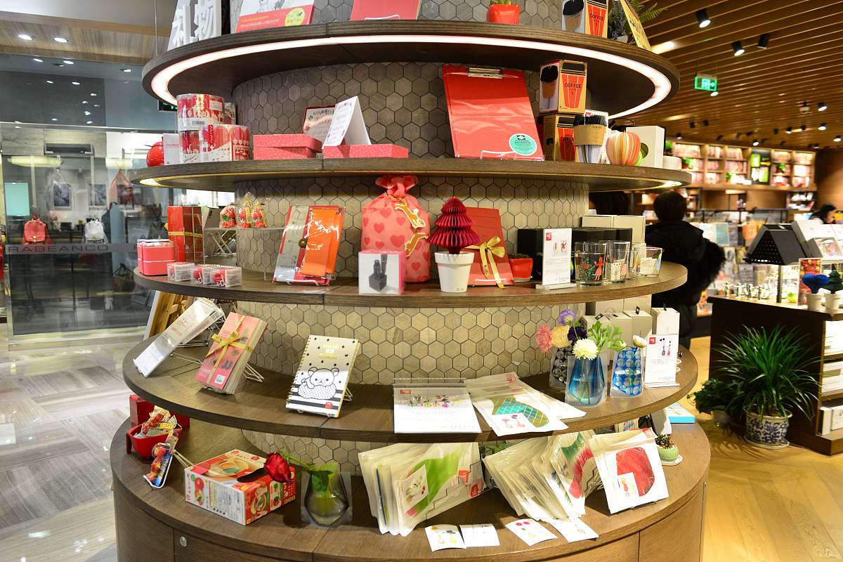 2016年12月28日,江苏南京,世界最美书店g-takaya书店内的独特的文创产