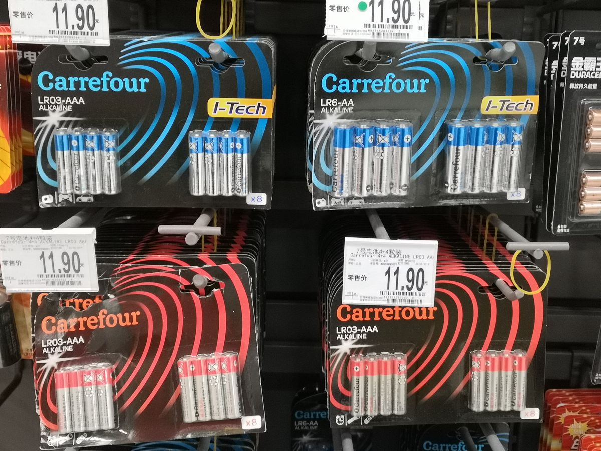 请撰写一款多路智能充电器研发。要求能够识别多种不同种类的电池选择合适的充电电压。能够对长期不用的电池尝试激活修复。监控多种状态并显示。请核算项目成本和预期收益。