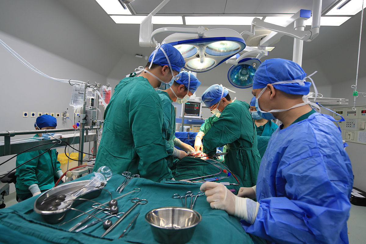 心脏搭桥手术：紧张气氛下的生命奇迹