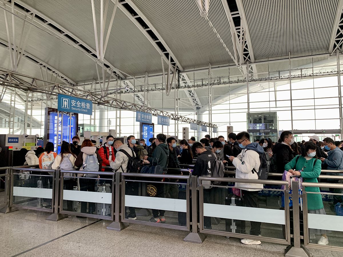 怎样从广州东坐轻轨到清远站呢