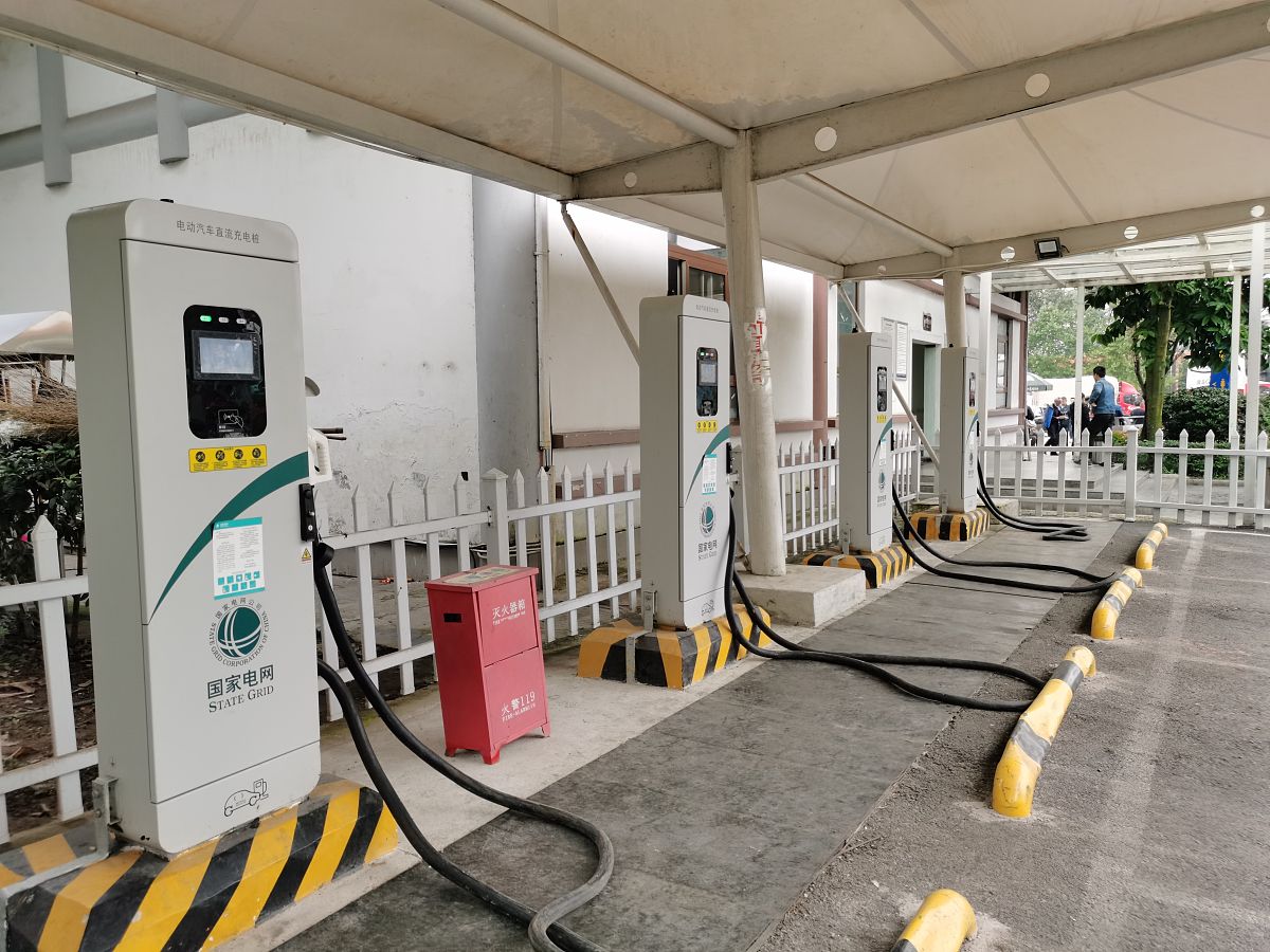 为贯彻落实集团公司战略部署销售公司517动员会和612推进会精神及省公司工作部署充分认识省会公司扮演的重要角色把握住第三次网络大发展的战略契机加速推进我公司充电业务发展我公司成立了由一把手牵头的充电业务工作专班由发展基建部统筹负责项目建设推进零管、财务及各区域经营部主要负责人参与配合的工作组。每天早晚各两次对接项目备案及建设进度现将进展情况汇报如下：一、充电任务目标及进度完成情况任务目标及建设进度