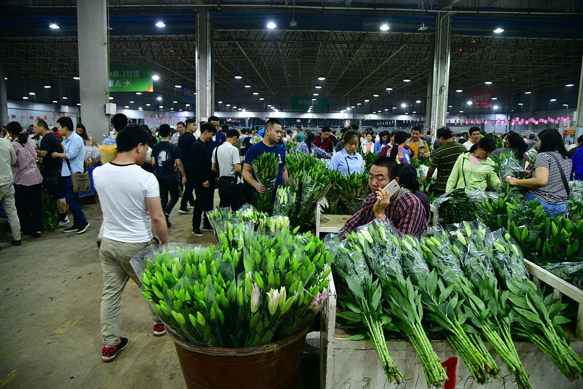 2019年5月29日,昆明,晚上九点半后,批发区域迎来大批进货商人.在销售