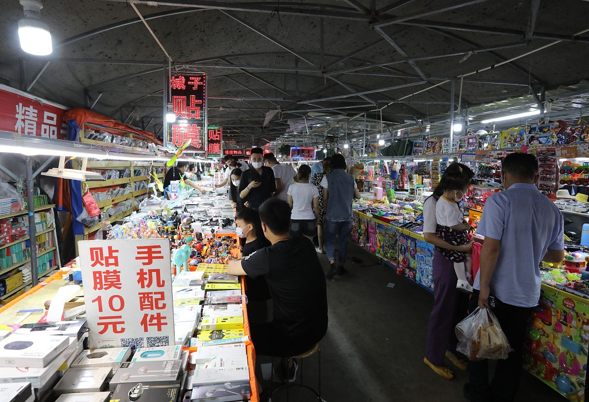 2020年6月4日19时左右,山东日照,夜市上的流动摊主们开始忙碌起来.安