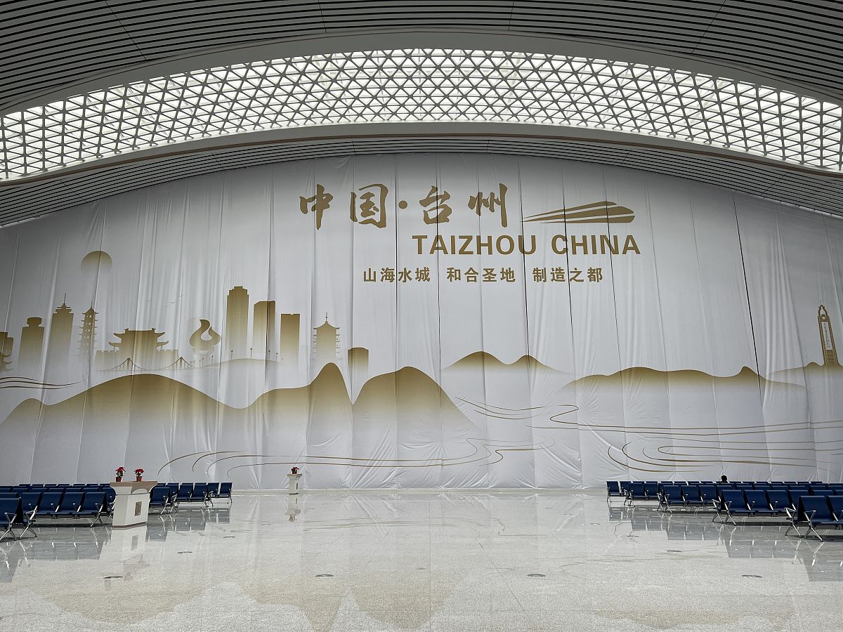 写20条简短的微博体评论：这几天随着亚运临近各国各地区代表团陆续入驻亚运村杭州街头不同肤色的面孔明显多了起来。当浙江继2016年G20杭州峰会之后再次走到世界面前要展示给世界的又是什么？高楼大厦见活力灿烂笑容见精神厚重底蕴见文化。归根结底恐怕还是要把深厚的文化底蕴、特别的江南韵味展现出来让世界通过浙江之窗更好地了解中国、读懂中国。不少人有这样的感受：本届亚运会主办方在推动文化的展示和交流上颇为用心