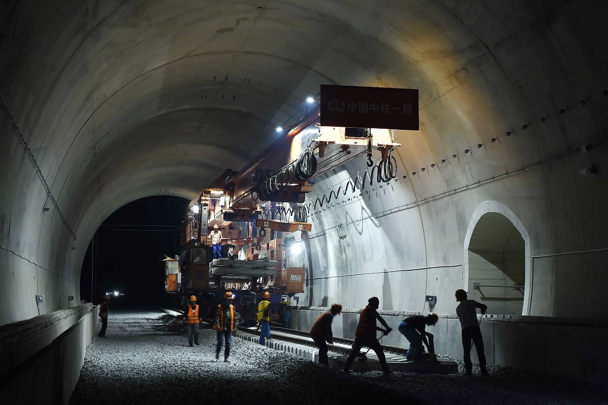 严寒阻挡不住哈牡客专隧道的施工