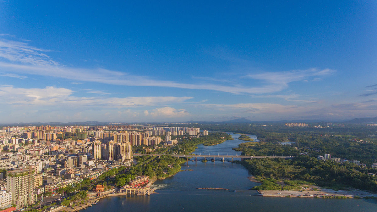 2021年7月5日,海南省琼海市万泉河上空,蓝天白云景色秀丽.