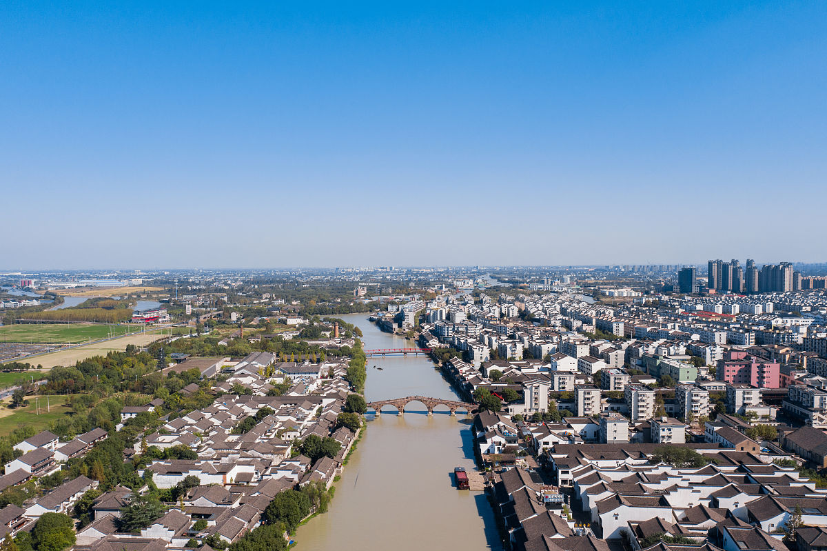 2021年11月9日,杭州市,京杭大运河上的塘栖古镇航拍风光.