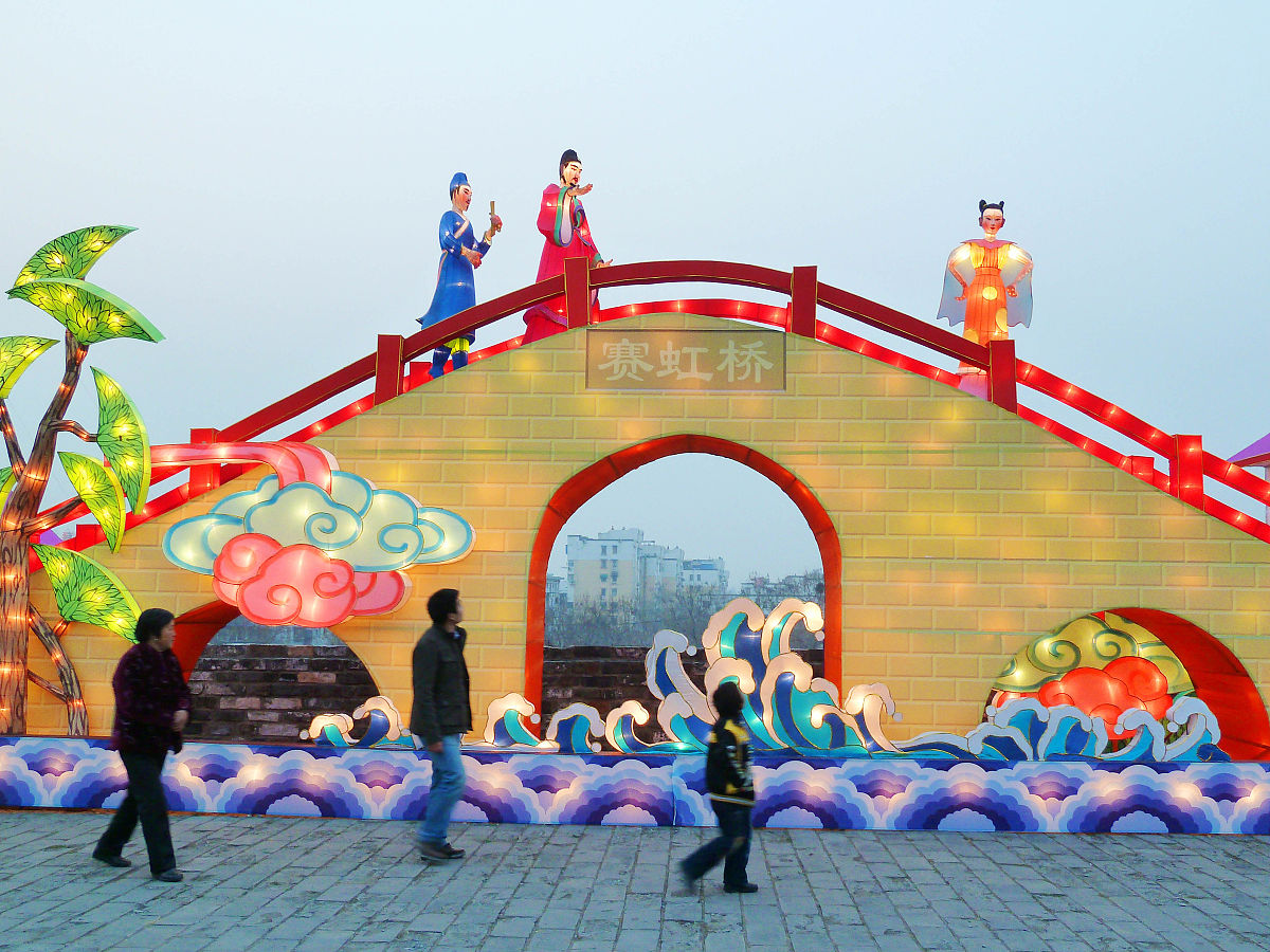 2011年2月6日,南京明城墙上的地名典故灯组.