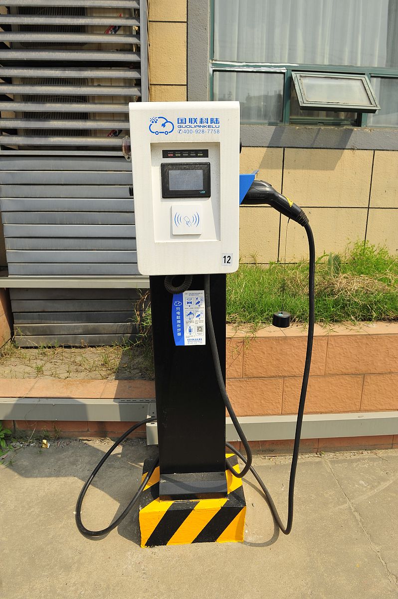 充电枪数量为54把枪，充电桩功率为120kw一机双枪每台充电桩年充电量为35000度电，平均每个月每台设备充多少度电