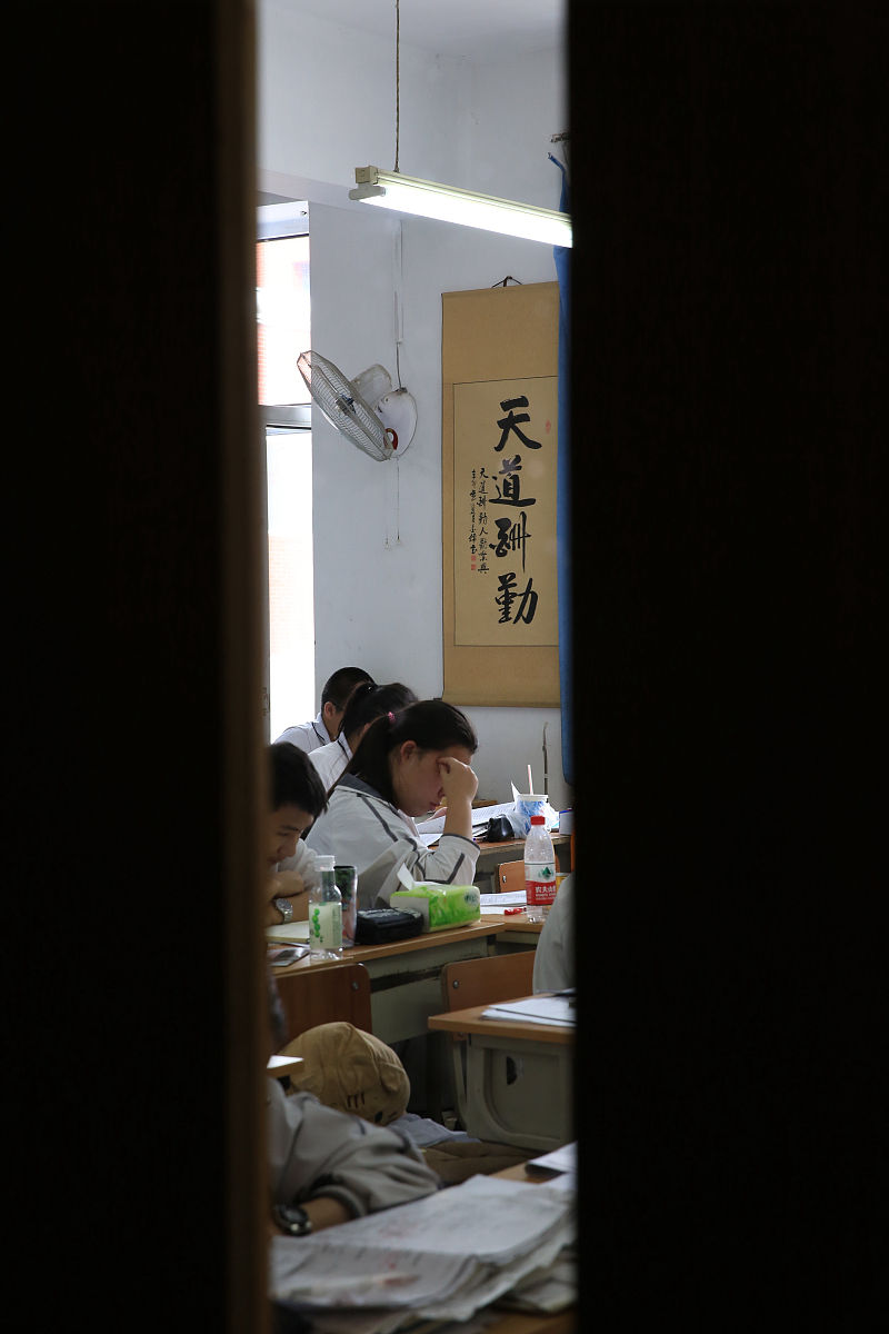 上课睡觉的幽默回应：老师，您的课太精彩了！