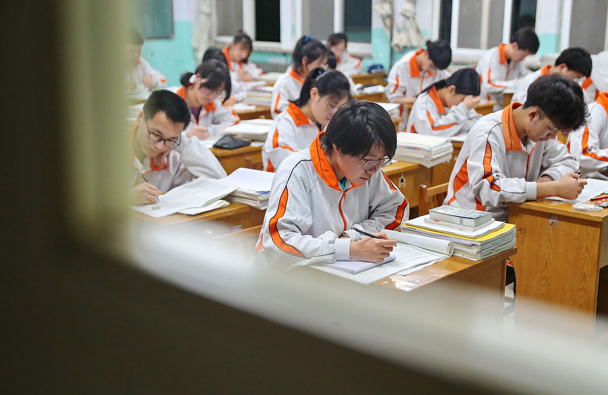 用不同的词汇改写随着时间的流逝越来越多的学生走进了教室