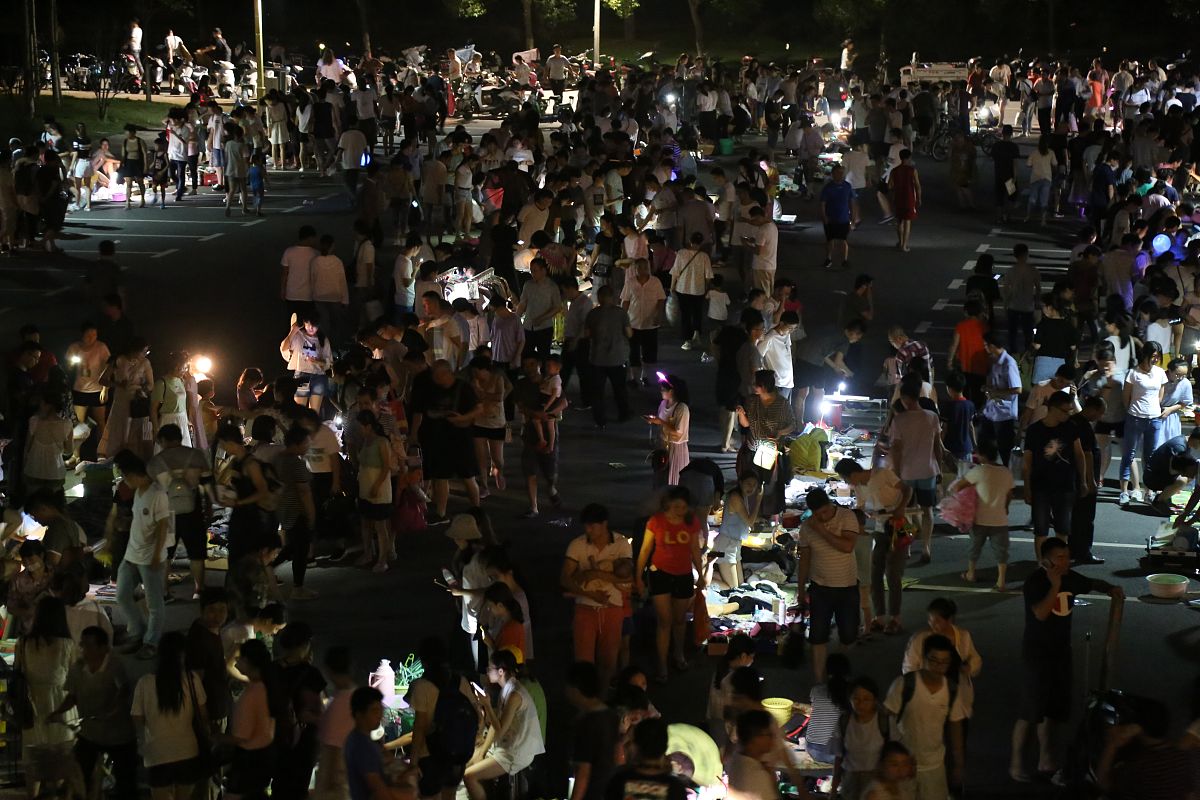 2018年6月27日,郑州大学校园内,大四毕业生在离校前办起了"跳蚤市场",