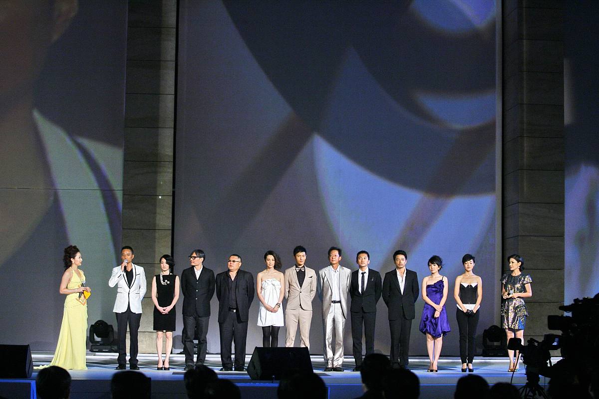 李宇春作为全球青年领袖在6月27日参加的2023夏季达沃斯论坛中与来自全球26个国家的60多位杰出青年代表展开面对面的交流表达了年轻人身处当下的世界与环境应该拥有怎样的特点她表述：我们正身处一个乌卡的世界青年领导力需要有基于兴趣和热爱的开放性可持续性以及深层创造力的特点还说到：年轻人要学会用持续的开放性和好奇心追求多样与包容的可持续发展以及专注于自我深层创造力来培养人机共生的能力获得独特的风格和能