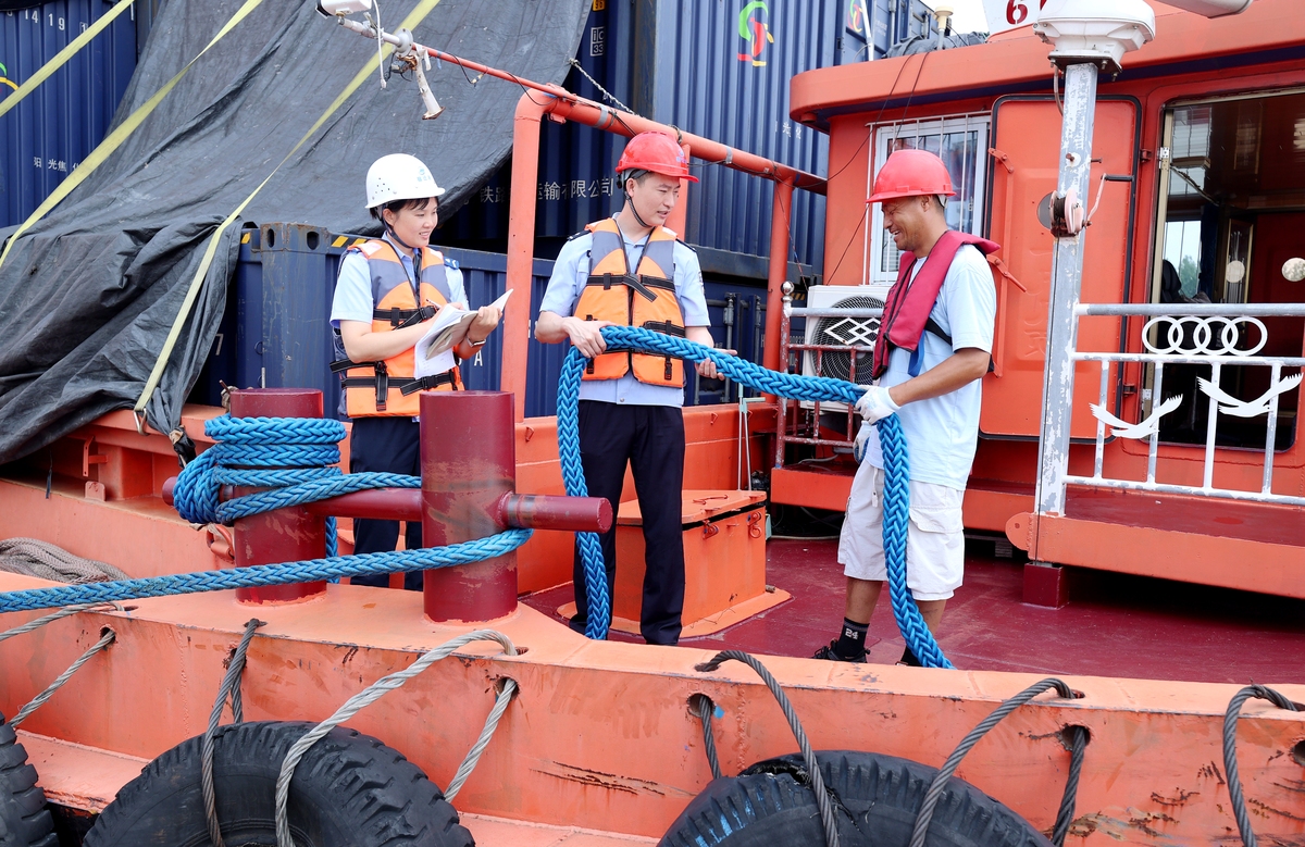 润色：6月20日荆门输油处在洪湖站举办了2023年度安全技术比武竞赛。共有五支基层实操团队参赛。每支团队由基层站队长、专业技术人员、班组长及岗位员工各1人组成。 据悉此次竞赛设笔试、实操两个环节。笔试采用试卷答题形式共包括单选、多选、判断和问答题等多种题型重点测试了各参赛单位领导干部、管理人员和基层站队员工的安全防范能力和知识掌握程度。内容覆盖了安全生产法律法规、QHSE管理体系、安全风险识别管控