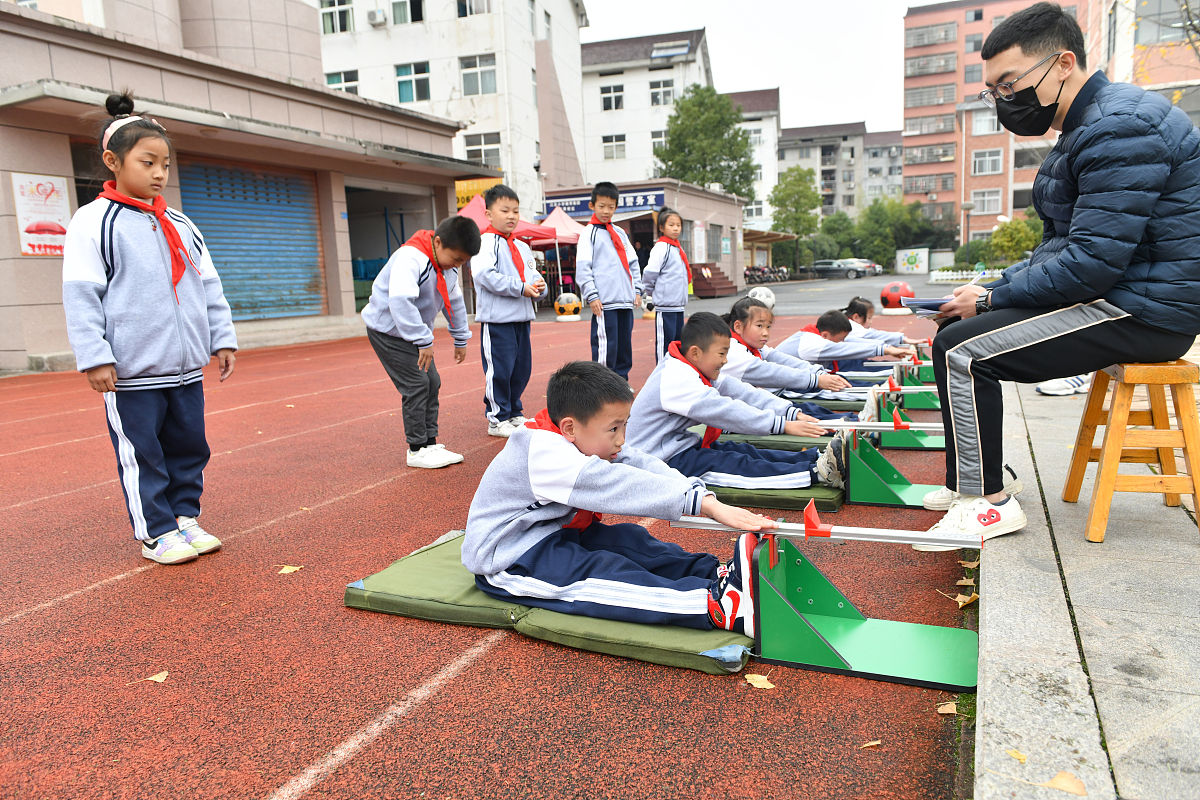 2021年11月30日,浙江省东阳市江北第二小学的学生在参加坐位体前屈体