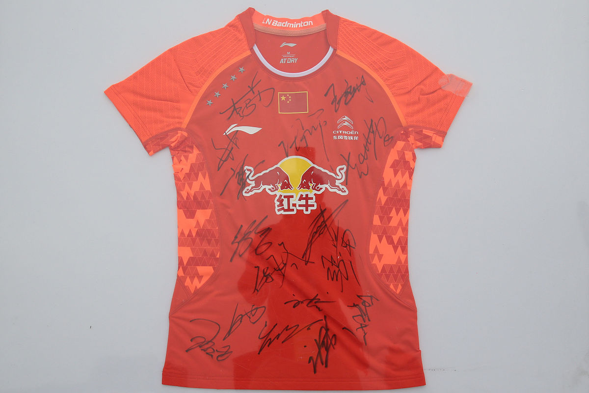 帮我撰写一篇童装服饰新品推广文案以描述服装细节为主题服装类型：休闲浅色T恤红色字母印花加持兔子图案升级时尚感、浅黄打底的T恤红色配色醒目艳丽、无袖经典红色格子连衣裙简约童趣