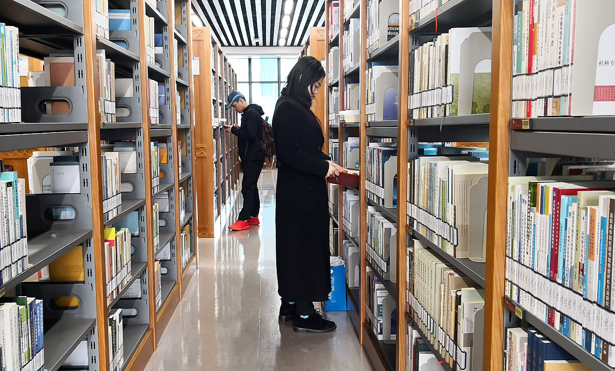 重写以下文字使其自然：首都图书馆已实现全年不间断为读者提供参考咨询服务不断加强业务培训以提升工作人员专业技能对全国各省级公共图书馆及北京地区公共图书馆预约入馆服务情况开展调研并撰写调研报告为咨询台应对读者关于预约入馆服务的质疑提供智力支持。2021年首都图书馆通过现场、电话、网络等途径为读者提供开放服务信息导航、图书馆阅览空间导航、文献信息导航等简单咨询542525条是去年的181倍。其中网上咨询