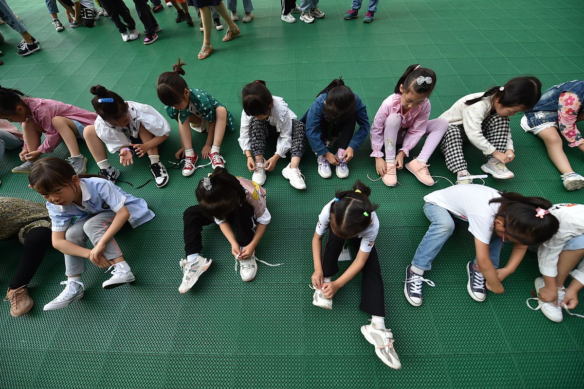 团队合作，欢乐无限：集体游戏点燃午后激情