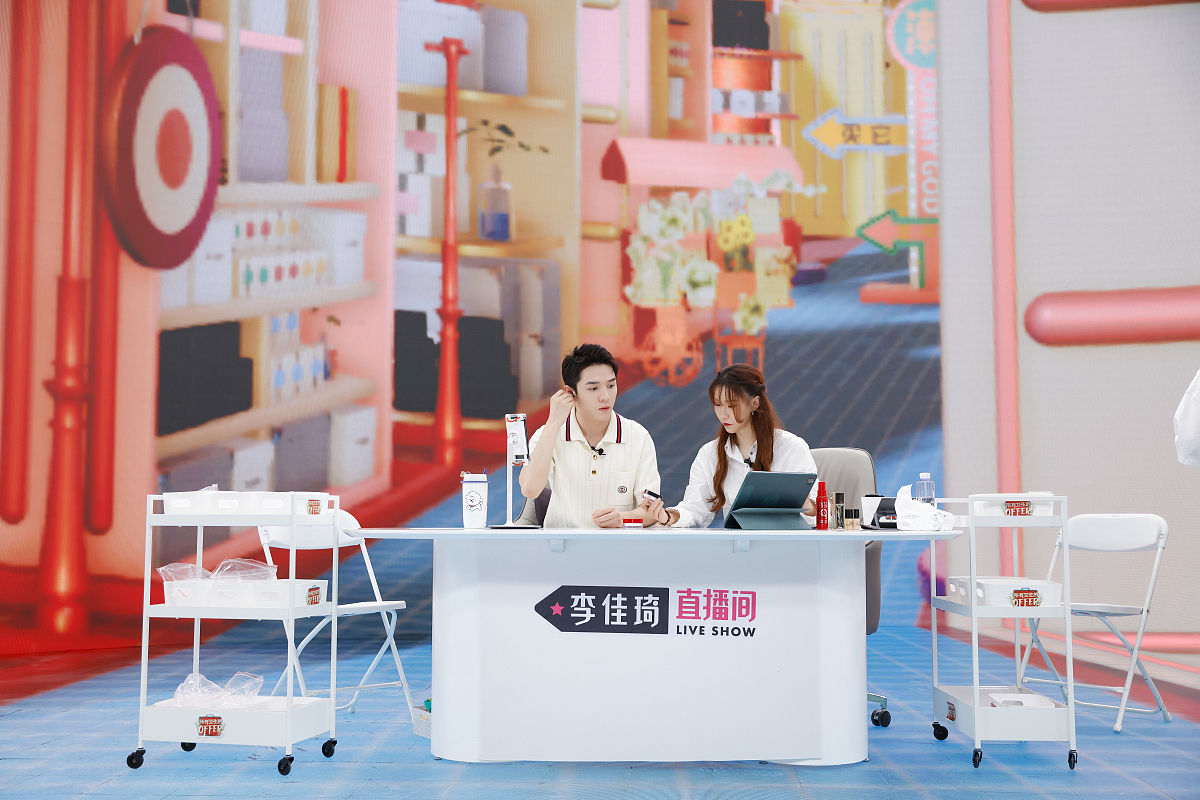 《奇葩说》：创新节目形式与内容，引领思辨综艺新潮流