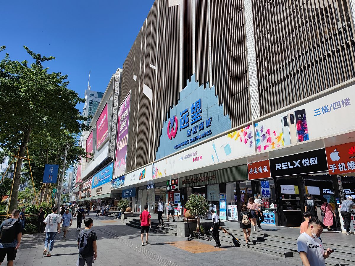 2021年7月5日,深圳赛格大厦和华强北步行街.