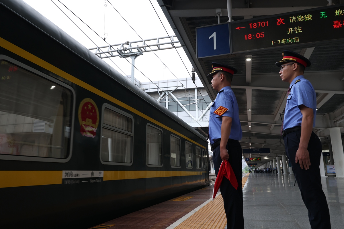 重庆轨道交通学校带你了解春运背后的'铁路信使'