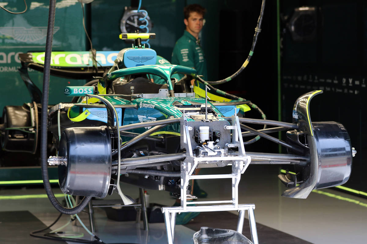 竞速循迹赛车硬件设计详解：从车体结构到控制器