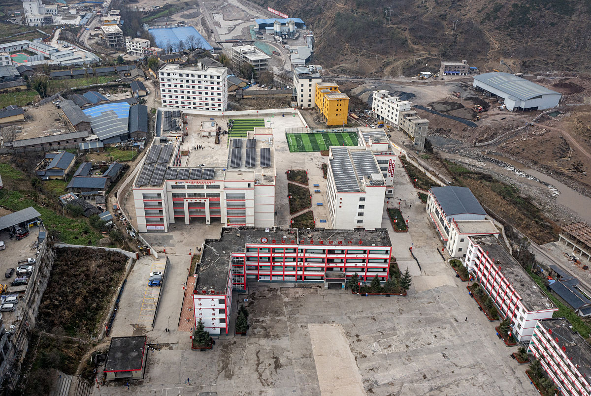 基于新常态新常规基于信息技术背景下的中小学教育常规管理规范的调查报告写一个概要大概300字