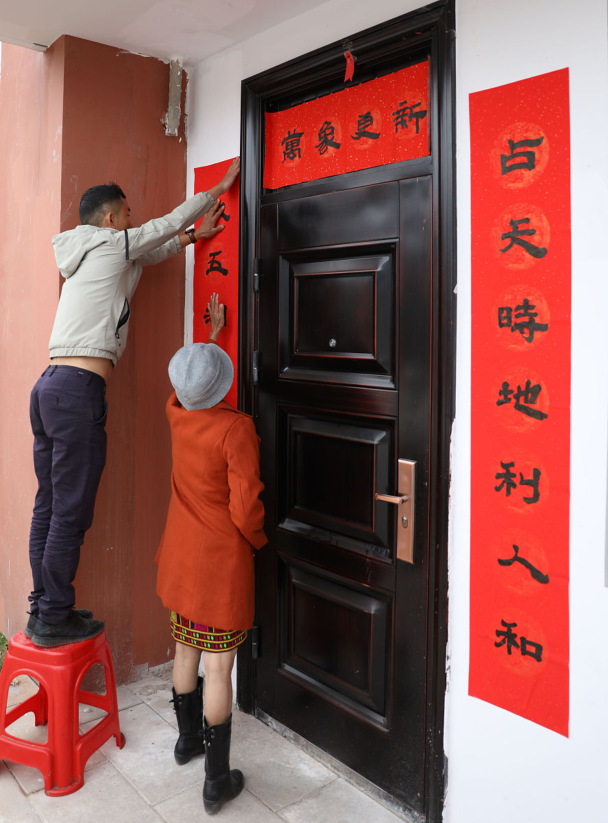 你可以对出“小偷偷偷偷东西”的下联吗