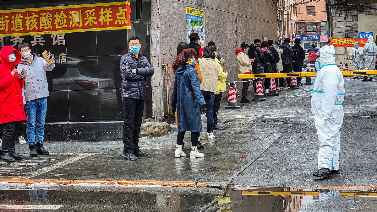 写一篇关于紫阳县全体人民遵守规定不外出齐心协力抗击疫情的文章