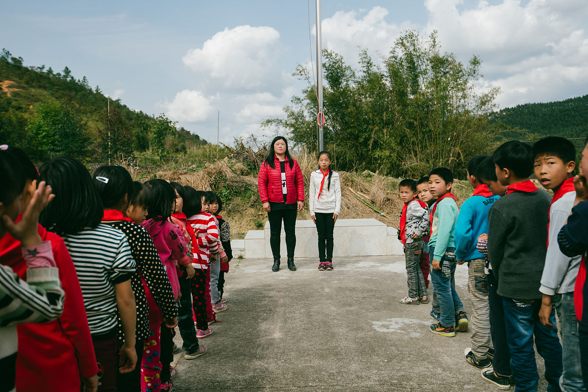 对新入职教师的发言以校长的语气写一篇发言稿尊敬的新入职教师们：首先我代表学校全体师生向你们表示热烈的欢迎和祝贺感谢你们选择加入我们这个大家庭为学校的发展和学生的成长贡献力量。作为一名教师你们的工作不仅仅是传授知识更是肩负着培养学生全面发展的重任。在这个过程中你们需要具备扎实的专业知识和丰富的教育教学经验更需要有真诚的爱心和责任感用心去关注每一个学生让他们在学校里感受到温暖和成长。在学校的教育教学工