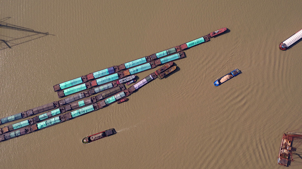 将【船舶在港口进行的主要工作就是货物装卸。港口作业效率的高低将影响船舶在港的生产性停泊时间。对于班轮运输来说准时服务非常重要所以港口的作业效率将直接影响着船公司的营运效率。长江航道港口近年来发展迅速装卸设备更新换代速度快较少发生等待装卸的情况。】换一种方式表达意思不改变